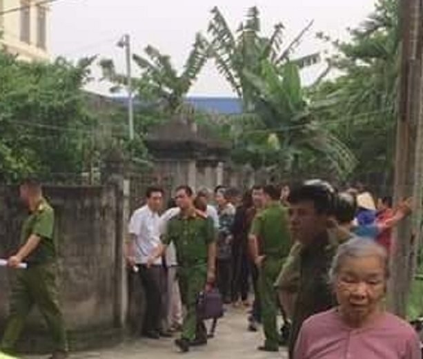 Lực lượng chức năng tiến hành phong tỏa hiện trường, điều tra, làm rõ vụ việc.