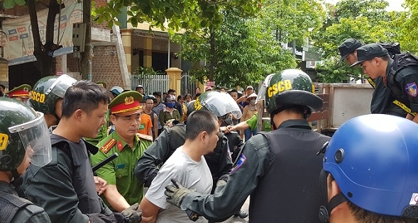 Xe chở Giám đốc Sở GD&ĐT Quảng Trị bị một đối tượng nghi ngáo đá chém loạn xạ