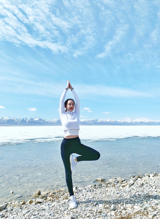 Người đẹp tập yoga ở mọi lúc mọi nơi.