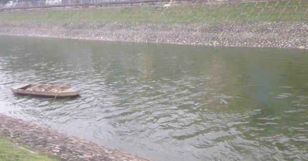 Vì sao nước sông Tô Lịch chuyển màu xanh?