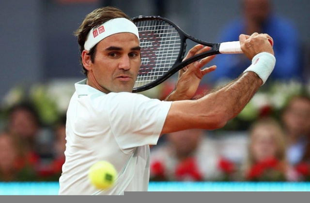 Roger Federer thắng trận đầu tiên trên sân đất nện sau 3 năm