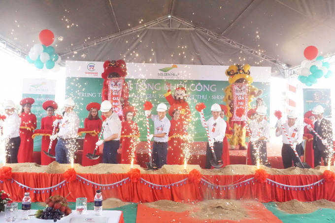 Thực hiện nghi thức khởi công dự án