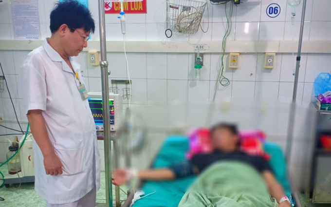 B&aacute;c sĩ thăm kh&aacute;m cho bệnh nh&acirc;n bị ngộ độc rượu ng&acirc;m củ ấu t&agrave;u.