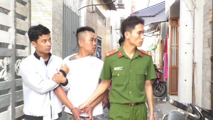 Cầm đầu đường dây cá độ là Hồ Văn Linh (giữa)