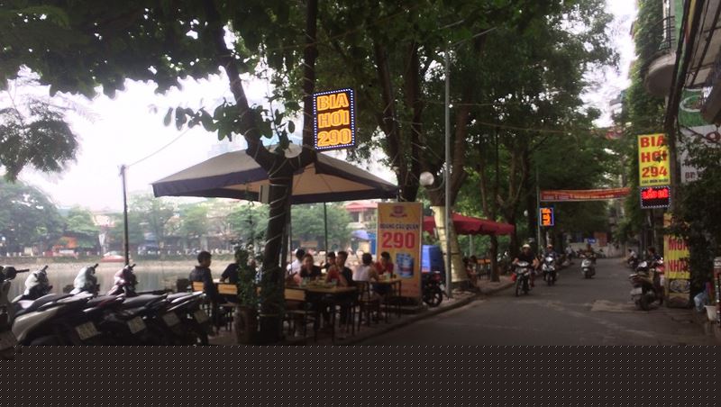 Tình trạng lấn chiến vỉa hè tại khu vực hồ Hoàng Cầu diễn ra nhiều năm nay