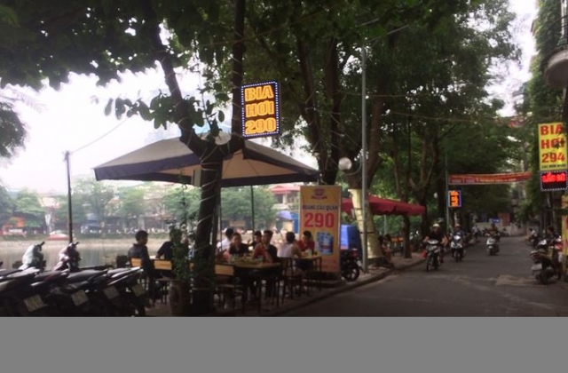Vỉa hè hồ Hoàng Cầu bị lấn chiếm, “xẻ thịt” thành quán nhậu