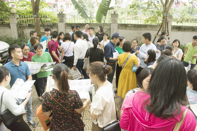 Niềm vui sướng thể hiện rõ trên khuôn mặt của những khách hàng vừa bốc thăm vị trí căn hộ 2 phòng ngủ