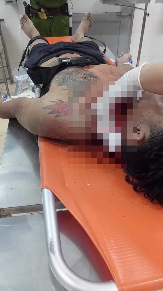 Trước khi được cứu lên, thanh niên nghi ngáo đá đã tự dùng dao cứa cổ (Ảnh: Thanh niên La Gi)