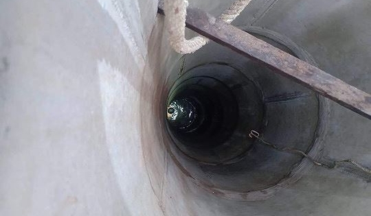 Bình Thuận: Thanh niên "ngáo đá" nhảy xuống giếng, cầm sao cứa cổ