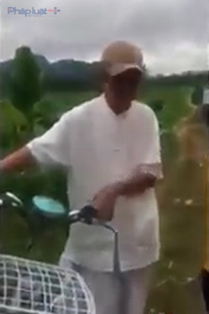 Cụ ông 79 tuổi bị người dân giữ lại tại cánh đồng và báo cho chính quyền chiều ngày 8/5. (Ảnh cắt từ clip)
