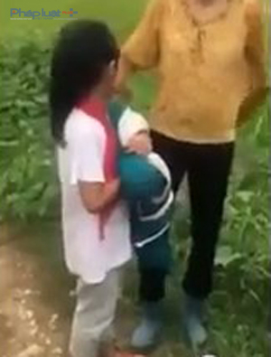 Cháu bé học lớp 3 được phát hiện khi ông Ph. dùng xe đạp điện chở ra cánh đồng cách nhà 2km. (Ảnh người dân cung cấp)