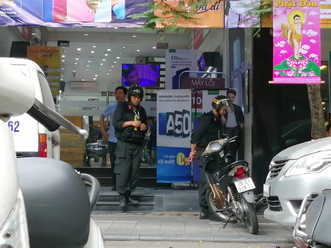 Lực lượng Công an khám xét nhiều cửa hàng thuộc hệ thống Nhật Cường mobile.