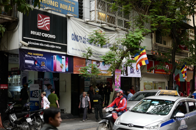 Cơ quan công an khám xét trụ sở của Công ty Nhật Cường Mobile. Ảnh Quyết Thắng.