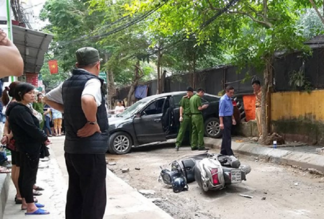 Một phụ nữ lùi ô tô bất cẩn cán một người đi xe máy tử vong