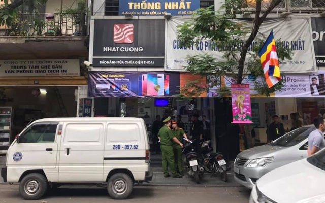 Công an đang tiến hành khám xét cửa hàng điện thoại Nhật Cường Mobile