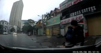 Clip hai tên trộm rút dao đe dọa khi bị tài xế ôtô truy đuổi