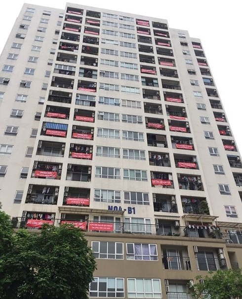 Người dân chung cư ở phường Dịch Vọng (Cầu Giấy, Hà Nội) đã cùng nhau treo banner, khẩu hiệu để thể hiện ý kiến giữ nguyên công viên, phản đối dự án bãi đỗ xe ngầm và trung tâm thương mại xẻ thịt công viên.