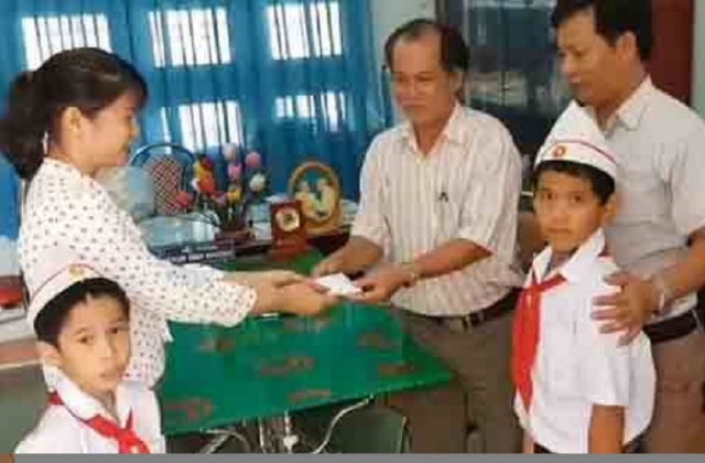 Tuyên dương 2 học sinh tiểu học trả lại vàng nhặt được