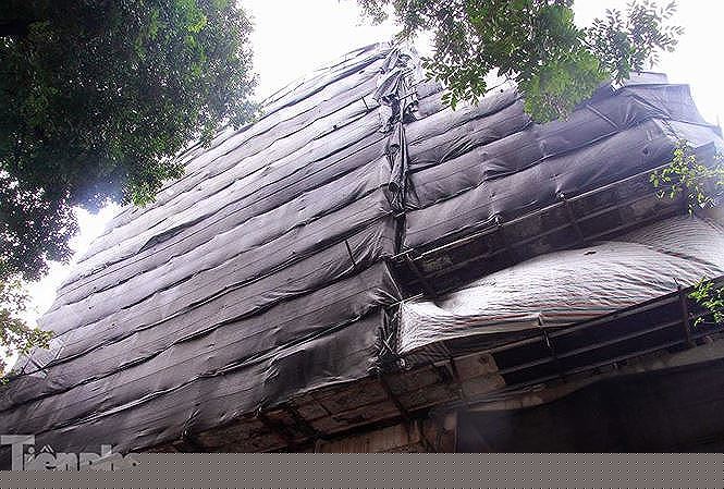 Cao ốc xây vượt tầng ở số 26-28-30 phố Nhà Chung (phường Hàng Trống) ngay cạnh khu vực Hồ Gươm đến nay vẫn chưa thể xử lý xong.