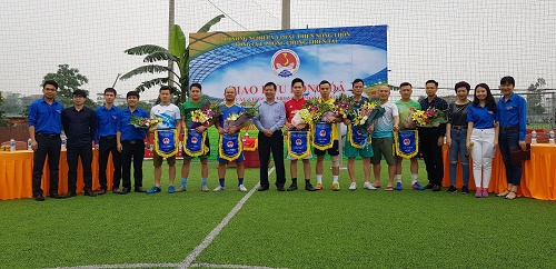 Đại diện của 8 đội bóng nhận cờ và hoa từ BTC
