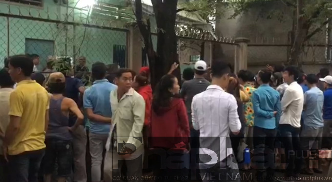 Rất đông người dân tụ tập tại khu nhà trọ nơi xảy ra sự việc