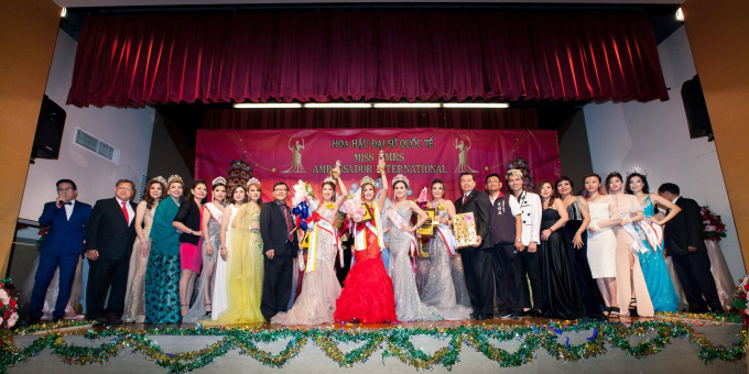 Vượt qua nhiều th&iacute; sinh &ldquo;nặng k&iacute;&rdquo;, trải qua nhiều v&ograve;ng thi kh&oacute; khăn v&agrave; sự đ&aacute;nh gi&aacute;, nhận x&eacute;t khắt khe từ Ban gi&aacute;m khảo, Nguyễn Thị Huệ đ&atilde; xuất sắc đăng quang ng&ocirc;i vị cao nhất của Hoa hậu Đại sứ Quốc tế 2019.