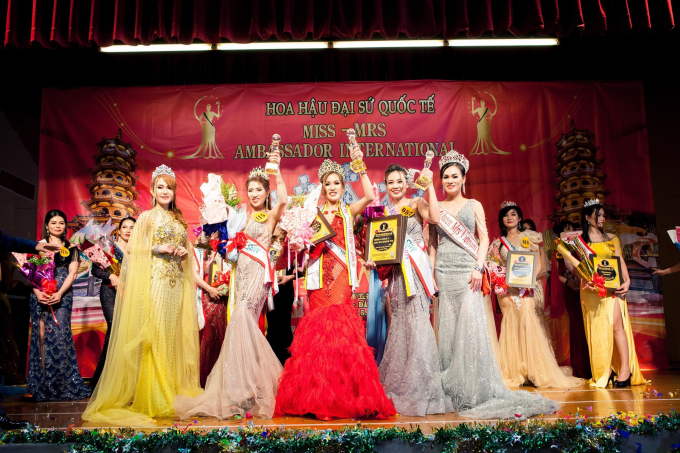 Được biết, Nguyễn Thị Huệ c&oacute; c&acirc;n nặng 46kg, cao 1m65 với số đo 3 v&ograve;ng 85-63-89. Hiện T&acirc;n Hoa hậu đang sinh sống v&agrave; l&agrave;m việc tại Th&agrave;nh phố Tr&uacute;c Bắc - Huyện T&acirc;n Tr&uacute;c.