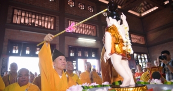 Trang trọng nghi thức tắm Phật và rước xe hoa mừng Đại lễ Vesak 2019