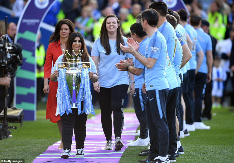 Thắng 4-1 trước Brighton, đoàn quân của HLV Pep Guardiola nhận cúp Ngoại hạng Anh ngay trên sân American Express Community.