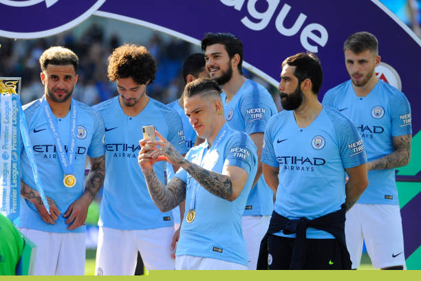 Thủ thành Enderson ghi lại kỷ niệm với chiếc cúp ở giải đấu hấp dẫn nhất hành tinh.