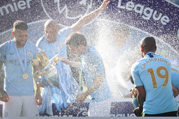 Nửa xanh thành Manchester cũng là đội đầu tiên bảo vệ thành công chức vô địch kể từ năm 2009