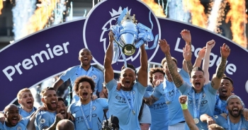 Dàn sao Man City vui mừng, chụp ảnh “tự sướng” bên cúp Ngoại hạng Anh