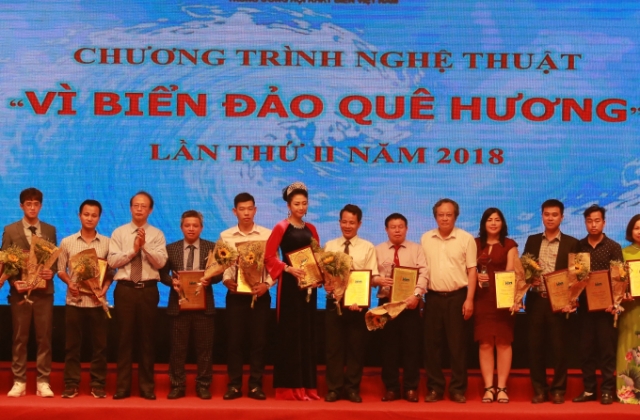 Tân Hoa hậu Võ Nhật Phượng sánh đôi cùng Nam vương Huy Hoàng ủng hộ chương trình “Vì biển đảo quê hương”