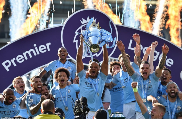 Dàn sao Man City vui mừng, chụp ảnh “tự sướng” bên cúp Ngoại hạng Anh