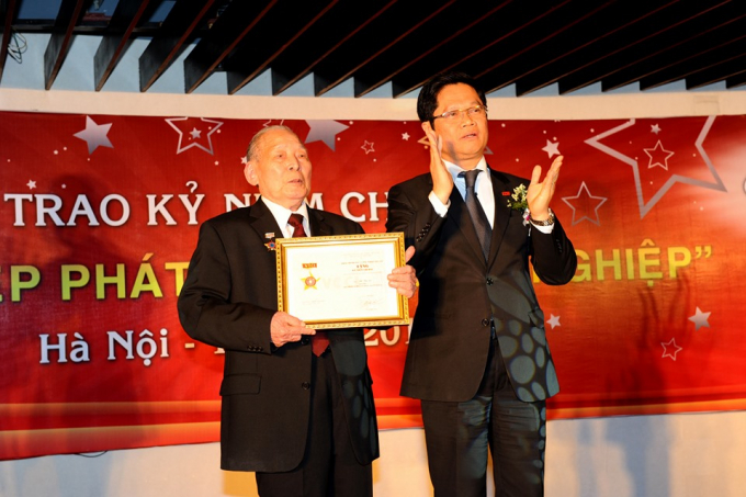 Cụ Đỗ Thế Sử nhận Kỷ niệm chương “Vì sự phát triển doanh nghiệp” của Phòng Thương mại và Công nghiệp Việt Nam (VCCI).