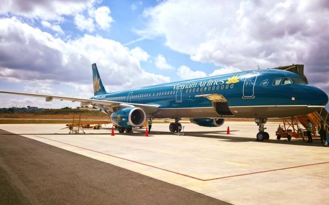Slide - Điểm tin thị trường: Cổ phiếu Vietnam Airlines niêm yết trên sàn HOSE