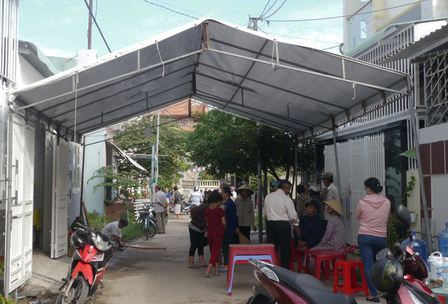 Gia đình nạn nhân tiến hành lo hậu sự cho 2 vợ chồng giáo viên. Ảnh NLĐ.