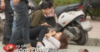 Clip - Cô gái xinh đẹp bị dàn cảnh đánh ghen cướp giật trước mặt đám đông ngơ ngác