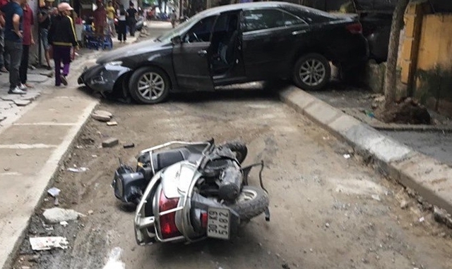 Clip: Nữ tài xế lùi xe Camry cán chết người đi xe máy ở Khương Trung, Hà Nội