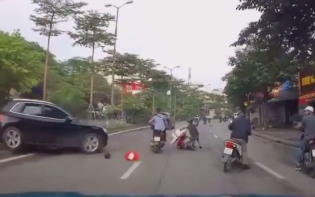 [Clip]: Audi Q5 lùi xe vượt dải phân cách đâm Mercedes GLK 300 và 2 xe máy