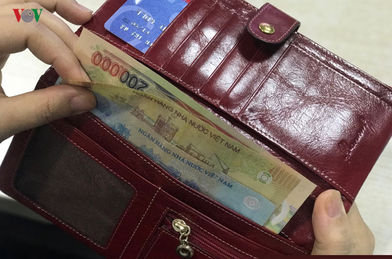 Tiền lương của c&aacute;n bộ c&ocirc;ng chức hiện nay c&ograve;n nhiều bất cập.