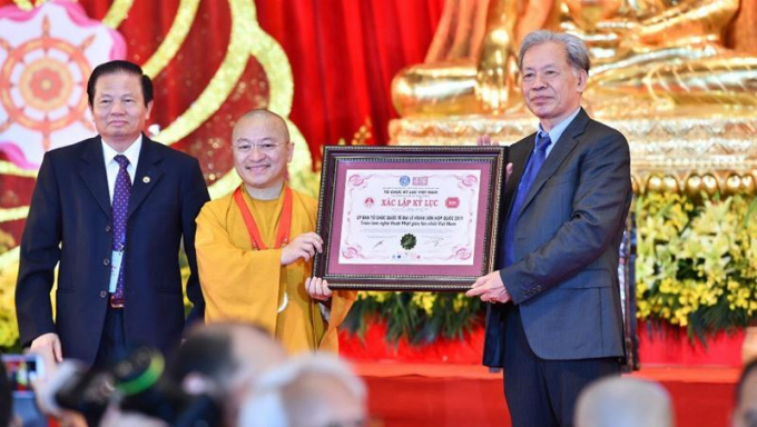 Thượng tọa Thích Nhật Từ nhận Kỷ niệm chương kỷ lục.