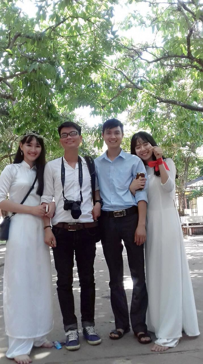 Thầy giáo Hải (người đeo máy ảnh) và học trò