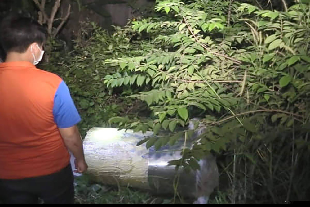 Gi&acirc;y ph&uacute;t ph&aacute;t hiện 2 x&aacute;c người trong th&ugrave;ng nhựa chứa b&ecirc; t&ocirc;ng