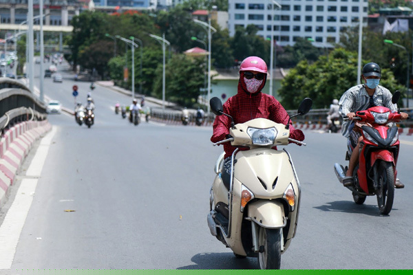 Hà Nội ngoài trời 45 độ, nắng cháy da đến bao giờ?