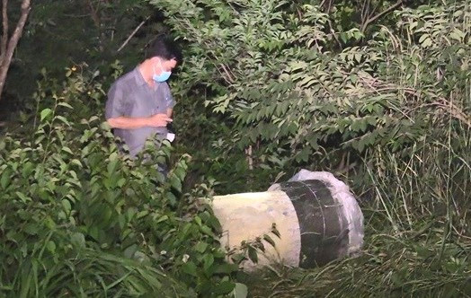 kinh-hoang-co-den-2-xac-nguoi-trong-thung-nhua-do-be-tong-hinh-2