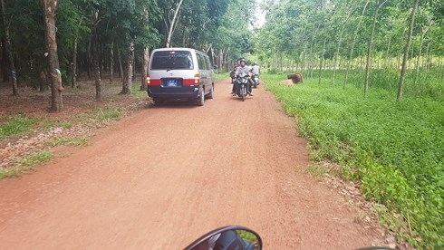 Vụ 2 thi thể trong thùng bê tông: Cảnh sát di chuyển tới con đường đất đỏ, bao quanh là rừng cao su