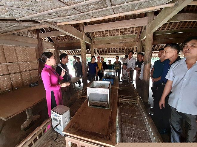 Du khách nghe giới thiệu về cuộc đời và sự nghiệp của Chủ tịch Hồ Chí Minh.