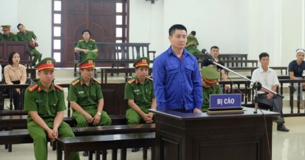 Bố chở xe khách bị chặn đường, con trai đâm chết người