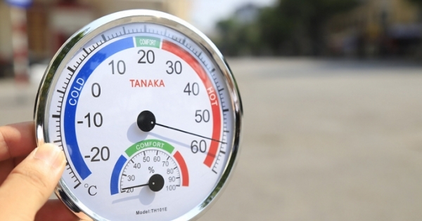 Hà Nội hoá chảo lửa 60 độ, ra đường vài phút đã bỏng da và mắt